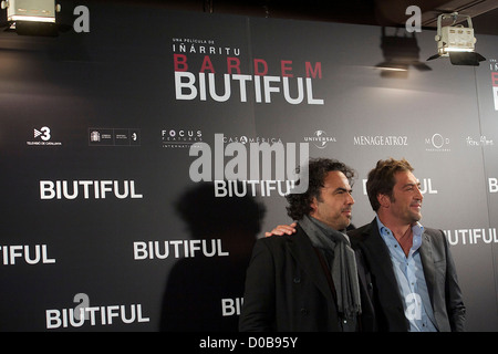 Javier Bardem e Alejandro Gonzalez Inarritu 'Biutiful' Photocall tenutosi presso la Casa de America Madrid, Spagna. Foto Stock