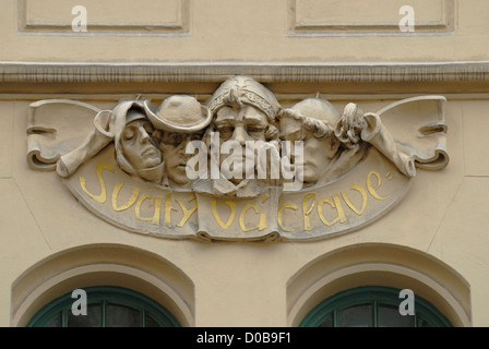 Praga, Repubblica Ceca. Art Nouveau dettaglio facciata di edificio a Siroka 11 Foto Stock