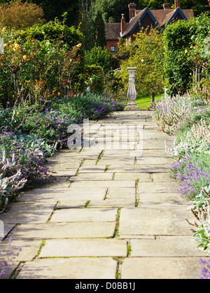 Leader di pavimentazione a sun dial in splendidi giardini a Chartwell, Winston Churchill's home. Foto Stock