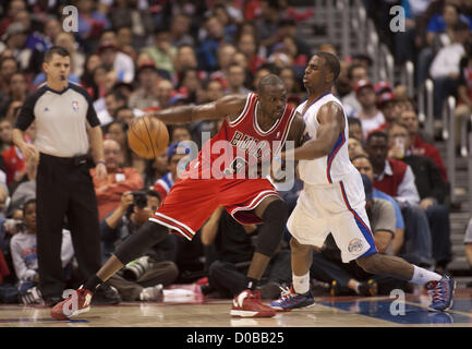 Nov. 17, 2012 - Los Angeles, California - Los Angeles Clippers Chris Paul mette pressione su Chicago Bulls Luol deng durante la seconda metà del loro gioco allo STAPLES Center di Los Angeles, California sabato 17 novembre 2012..ARMANDO ARORIZO/PI (credito Immagine: © Armando Arorizo/Pi/Prensa Internacional/ZUMAPRESS.com) Foto Stock