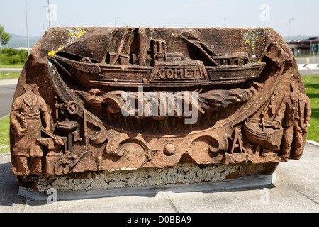 Scultura in pietra arenaria per commemorare il PS Comet nel centro di Port Glasgow a Inverclyde, Scozia, Regno Unito Foto Stock