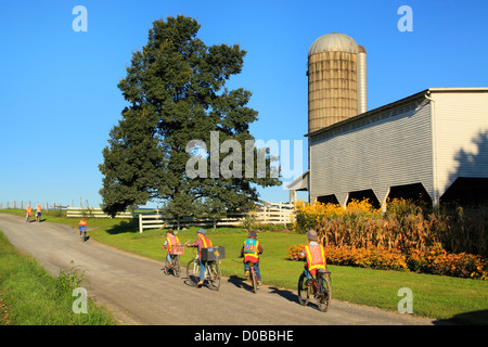 Mennonita ai bambini di andare a scuola nella Shenandoah Valley della Virginia, Stati Uniti d'America Foto Stock