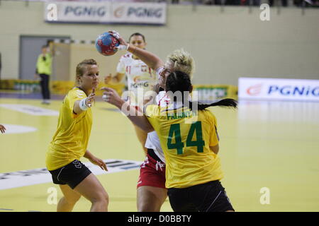 Elblag , Polonia 21st, novembre 2012 mondiale sulle donne campionato di pallamano 2013 qualifiche. Patrycja Kulwinska (77) in azione durante la Polonia v Lituania gioco. Foto Stock