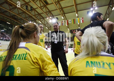 Elblag , Polonia 21st, novembre 2012 mondiale sulle donne campionato di pallamano 2013 qualifiche. Andiejus Perovas team lituano autobus durante la Polonia v Lituania gioco. Foto Stock