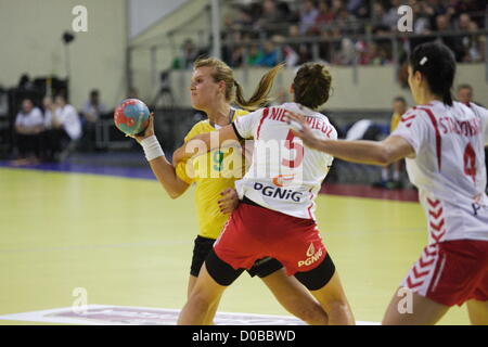 Elblag , Polonia 21st, novembre 2012 mondiale sulle donne campionato di pallamano 2013 qualifiche. Satkauskaite Diana (9) in azione durante la Polonia v Lituania gioco. Foto Stock