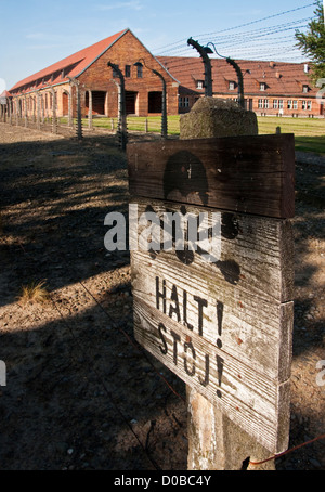 Segnale di avvertimento ad Auschwitz campo di Auschwitz-Birkenau Memorial Museo di Stato Foto Stock