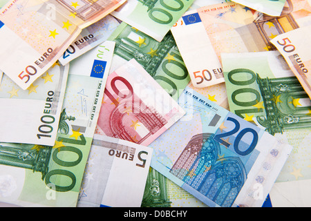 Le banconote in euro in diversi valori isolate su sfondo bianco Foto Stock