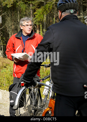 Escursioni in bicicletta nella foresta Inshriach nelle Highlands della Scozia, vicino a Aviemore Foto Stock