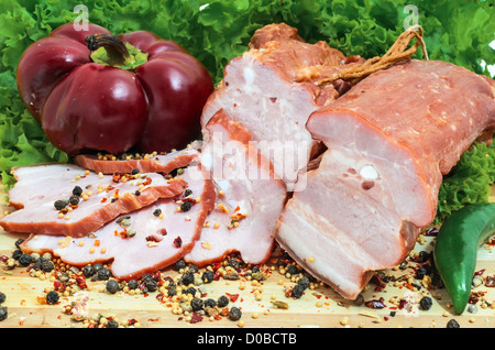 Ancora in vita con fette di pancetta rumeno e verdure Foto Stock