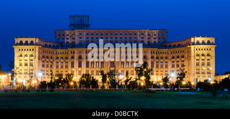 Il Palazzo del Parlamento a Bucarest in Romania è il secondo edificio più grande al mondo costruita dal dittatore Ceausescu. Foto Stock