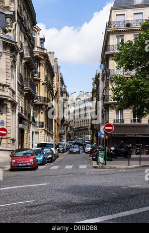 Paris Street scene angolo di Avenue Marceau e rue Jean Giraudoux con vetture di edifici e di ciottoli stone street. Foto Stock