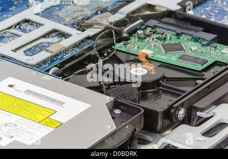 Una profondità di campo ridotta vista del disco rigido all'interno di un iMac. Foto Stock