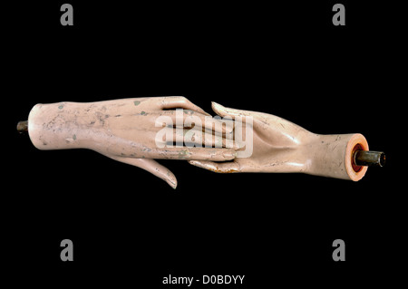 Weathered staccato le mani del manichino in plastica bambola. Foto Stock