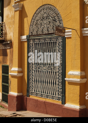 Grill decorativo su portale ad arco in Trinidad Cuba - Patrimonio mondiale dell UNESCO Foto Stock