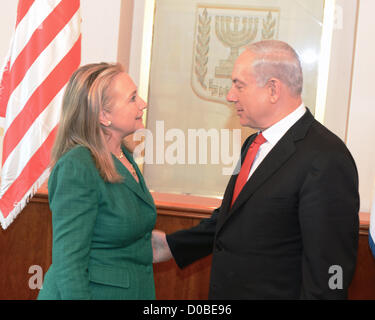 Il Segretario di Stato americano Hillary Rodham Clinton incontra il Primo Ministro israeliano Benjamin Netanyahu Novembre 21, 2012 a Gerusalemme, Israele. Clinton è in Israele per aiutare a negoziare un cessate il fuoco tra Israele e Hamas. Foto Stock