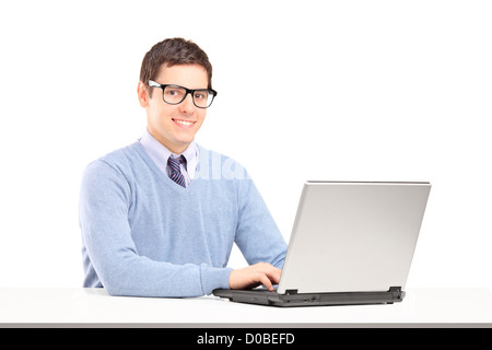 Maschio sorridente lavorando su un computer portatile isolato su sfondo bianco Foto Stock