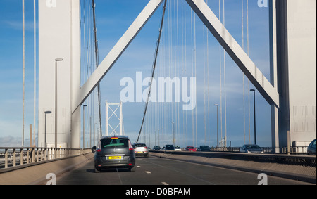 Guida auto sul Forth Road Bridge in una giornata di sole. Foto Stock