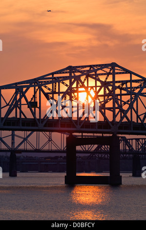 Tramonto dietro i ponti a Louisville, Kentucky Foto Stock