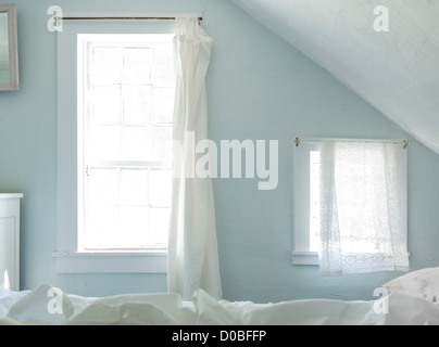 Moody bedroom windows. Foto Stock