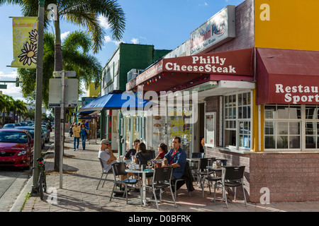Il marciapiede ristorante sul lago Avenue nel centro storico di Lake Worth, Treasure Coast, Florida, Stati Uniti d'America Foto Stock