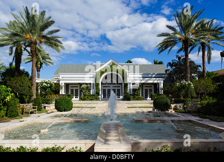 Giardini dietro il Royal Poinciana Cappella, Palm Beach, Treasure Coast, Florida, Stati Uniti d'America Foto Stock