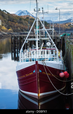 Un grande peschereccio a Charlestown Harbour a Gairloch nelle Highlands Scozzesi. Foto Stock