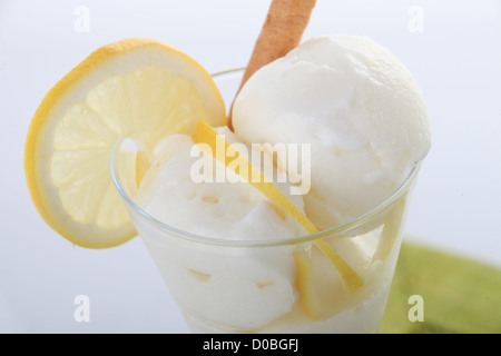 Gelato alla crema con uno spicchio di lime Foto Stock