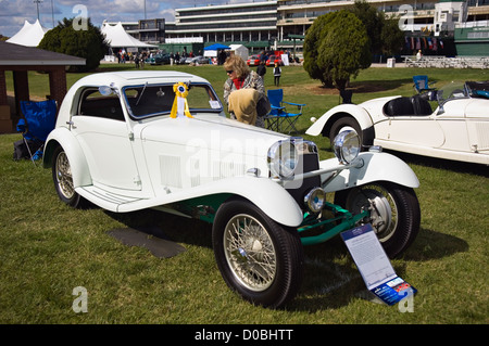 Donna che guarda un 1938 HRG Compagnia Aerea Coupe al 2012 Concours d'Eleganza a Churchill Downs a Louisville, Kentucky Foto Stock