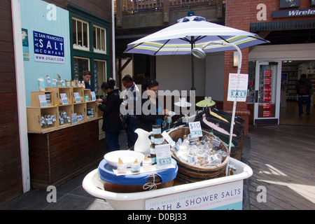 I sali da bagno in vendita. Pier 39 San Francisco California Foto Stock