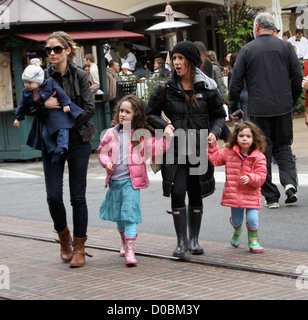 Rebecca Gayheart prende il suo figlio a fare shopping con l'attrice Soleil Moon Frye e le sue due figlie a Grove in Hollywood Los Foto Stock