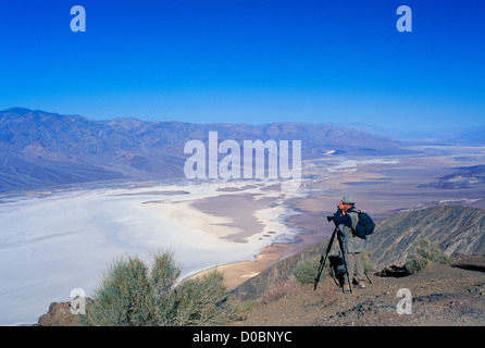 Parco Nazionale della Valle della Morte, California, CA, Stati Uniti d'America - Fotografo di scattare una foto del bacino Badwater & sale appartamenti da Dante nella vista Foto Stock