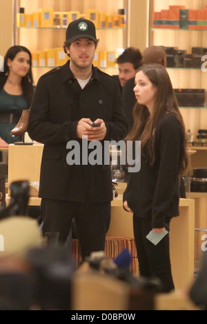 Harry Morton facendo un po' di shopping natalizio a di Barneys New York in Beverly Hills Los Angeles, California - 04.12.10 Foto Stock