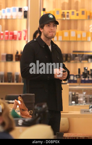 Harry Morton facendo un po' di shopping natalizio a di Barneys New York in Beverly Hills Los Angeles, California - 04.12.10 Foto Stock