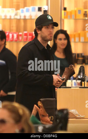 Harry Morton facendo un po' di shopping natalizio a di Barneys New York in Beverly Hills Los Angeles California Foto Stock