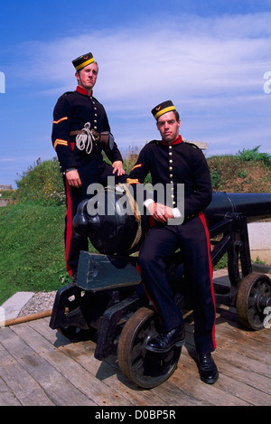 Halifax Citadel National Historic Site, Halifax, Nova Scotia, Canada - soldato britannico Reenactors ponendo accanto a "Noon Day Gun' Foto Stock