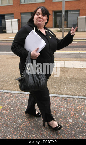 Maria Byrne lascia la ITV studios dopo una mattinata di interviste televisive dopo la sua partenza da 'X Factor" di Londra, Foto Stock