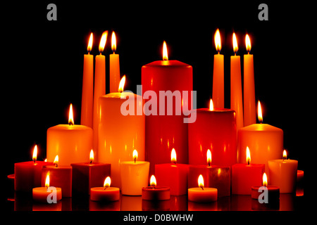 Ancora vita con gruppo di candele nere che bruciano sul tavolo delle streghe.  Sfondo esoterico, gotico e occulto, concetto mistico di Halloween Foto stock  - Alamy