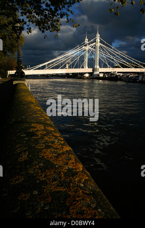 Guardando in giù il fiume Tamigi di Albert Bridge a Chelsea Embankment, a Chelsea, Londra, Regno Unito Foto Stock