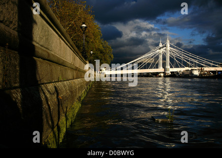 Guardando in giù il fiume Tamigi di Albert Bridge a Chelsea Embankment, a Chelsea, Londra, Regno Unito Foto Stock