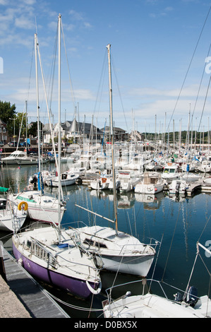 Imbarcazioni da diporto a Paimpol Marina in Bretagna Francia, con cielo blu, Côtes d'Armor per la crociera, ferie, vacanze Foto Stock