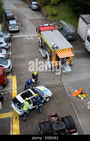 Vigile del fuoco di orologio bianco a Pontypridd la stazione dei vigili del fuoco in S del Galles hanno una sessione di formazione sulla rta salvataggi con l'orologio Manager Foto Stock