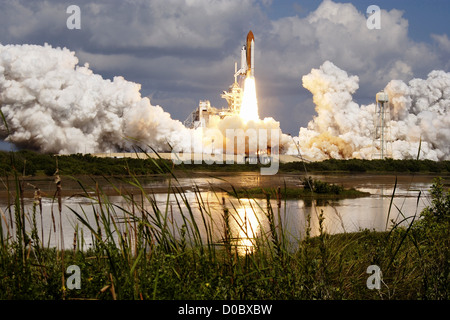 Il decollo della navetta spaziale Discovery Foto Stock