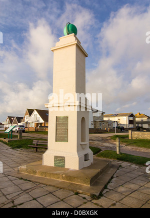 Un monumento sulla terra la linea meridiana in cui esso lascia il Regno Unito in direzione sud - Peacehaven clifftops, East Sussex. Foto Stock