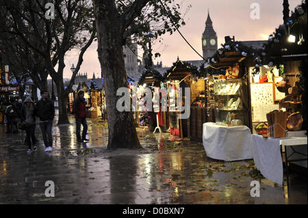 Londra, Regno Unito. Il 21 novembre 2012. Con più heavy rain meteo in tutto il Regno Unito, gli operatori esterni sono in per tempi difficili come ci dirigiamo verso le vacanze di Natale Foto Stock