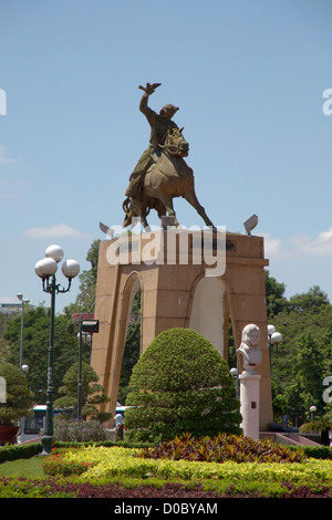 In piedi in mezzo di una trafficata rotatoria a Saigon è il Tran Nguyen Hai statua. Foto Stock