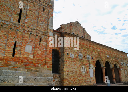 Abbazia di Pomposa situata nel comune di Codigoro in provincia di Ferrara è una abbazia risalente al IX secolo. Foto Stock