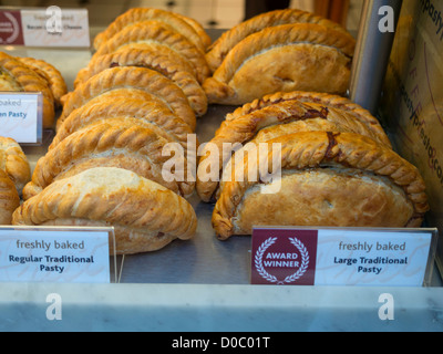 Tradizionale Cornish pasties in una finestra bakeshop Foto Stock