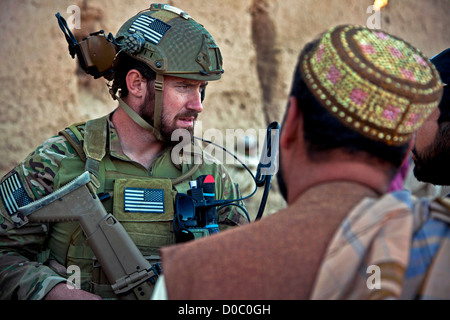 Una delle forze speciali degli Stati Uniti oldier parla con un locale afghano comandante in capo della polizia nel corso di un incontro tra le due forze armate 2 novembre 2012 nel villaggio di Khost, provincia di Farah, Afghanistan. Forze di sicurezza nazionali afgane sono state prendendo il filo nelle operazioni di protezione, con le forze della coalizione hanno come guide. Foto Stock