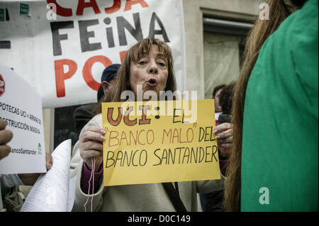 Barcellona, Spagna. Il 22 novembre 2012. Barcellona, Spagna. Il 22 novembre 2012. Donna che protestavano contro di ipoteca e di procedure di sfratto di UCI - Banco Santander banca di credito-. Credito: esteban mora / Alamy Live News Foto Stock