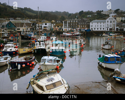 Mevagissey, Cornwall. Il porto interno al tramonto del pittoresco villaggio di pescatori sulla South Cornish Coast. Foto Stock